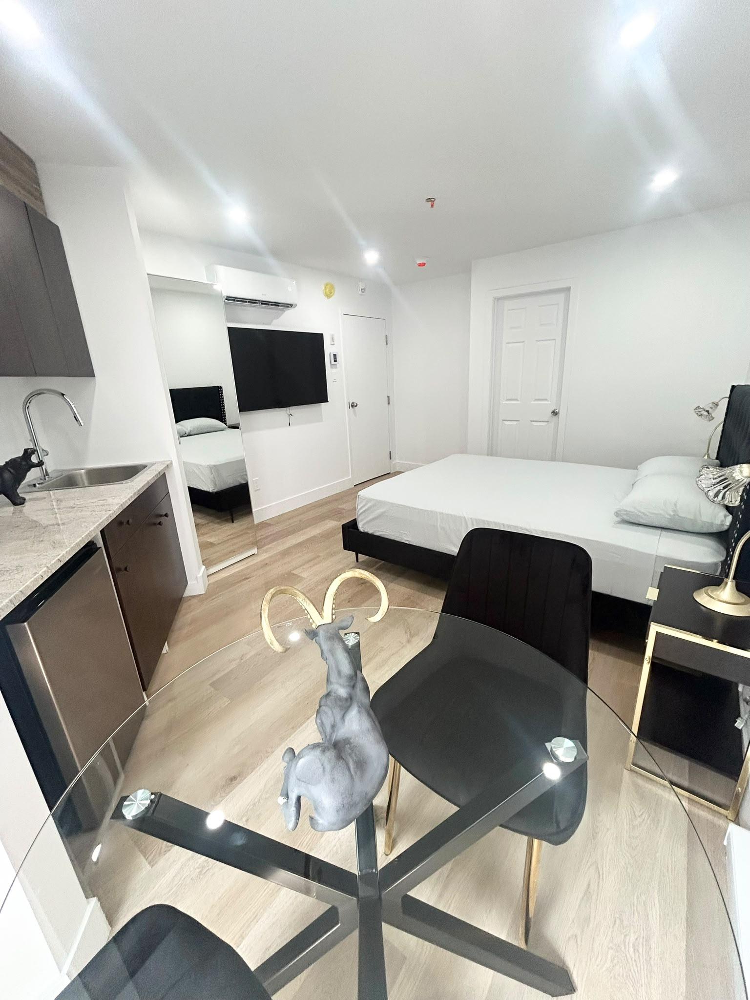 Downtown hotel room in the Plateau 305 1