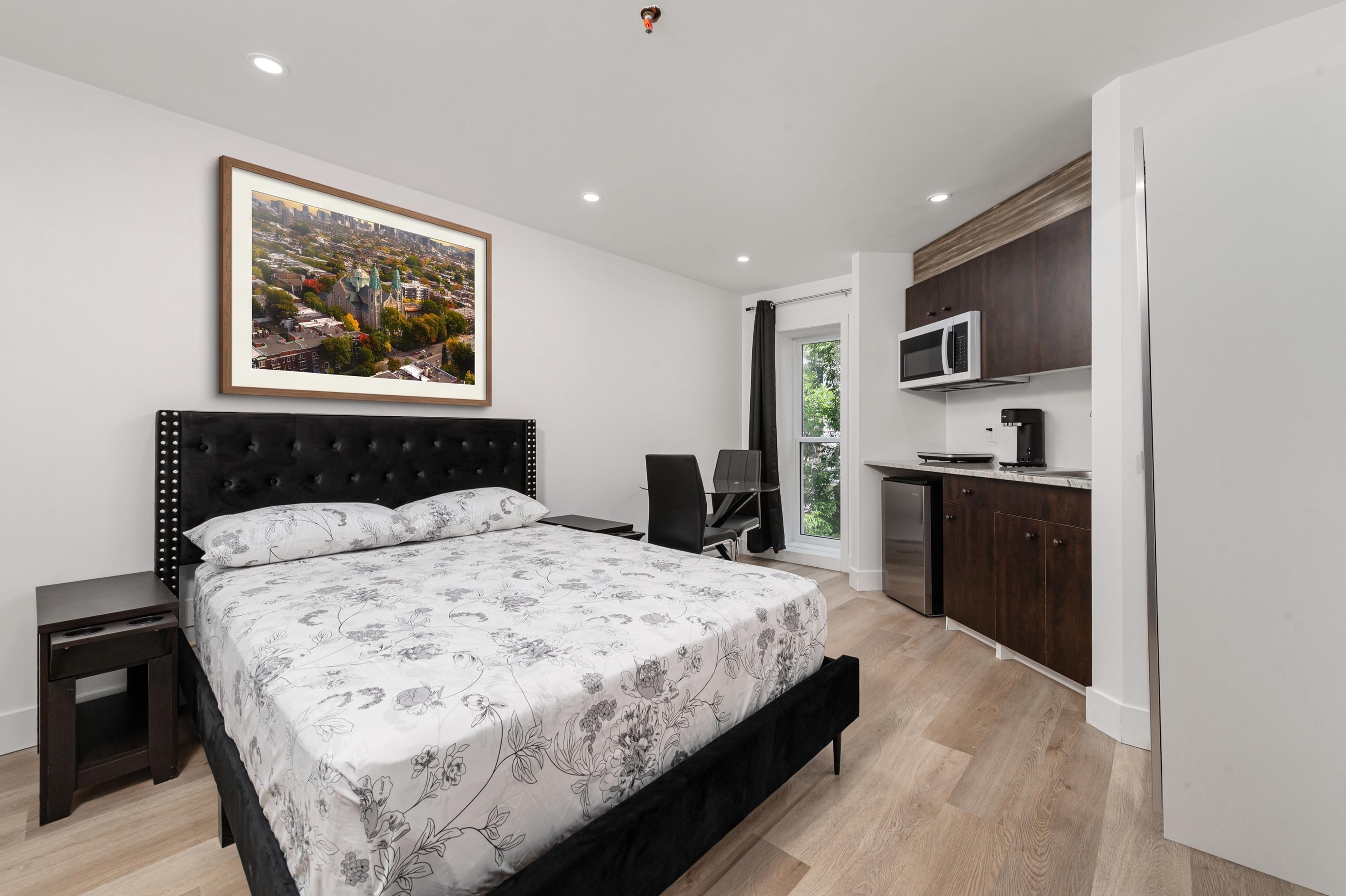 Downtown hotel room in the Plateau 305 1
