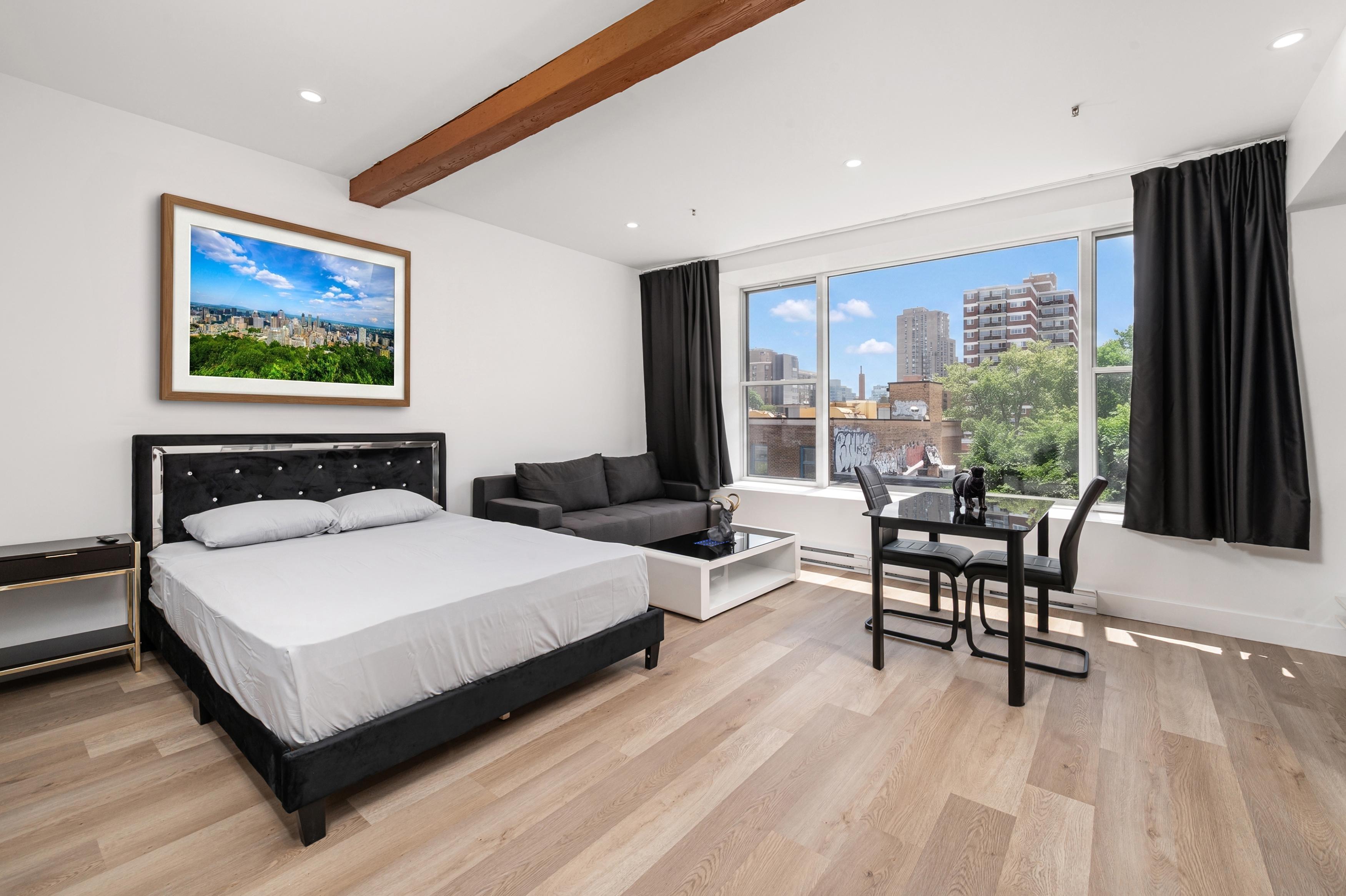 Downtown hotel suite in the Plateau 302 1